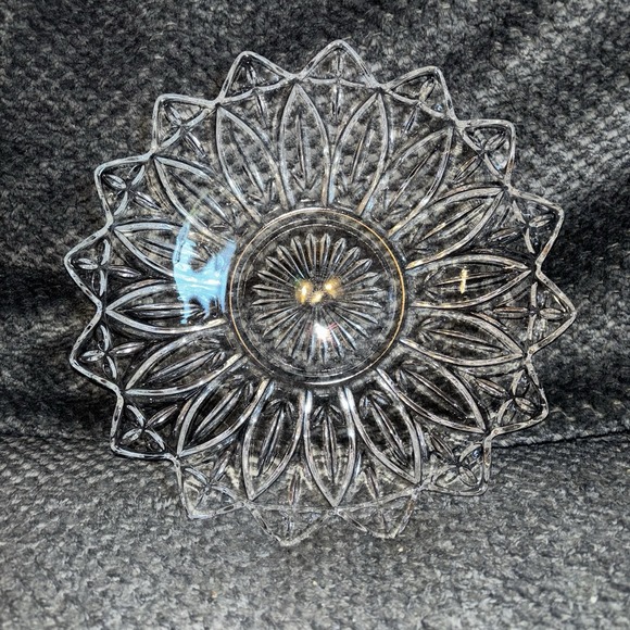 Vintage Federal Glass Flower Petal Clear Glass Sandwich Bowl /‎ Dish Large - Picture 1 of 5